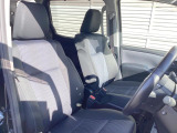 運転席まわりには十分なスペースがあり、大柄な方でもゆったり運転していただける環境です。