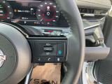 プロパイロットのセットは、親指だけの2ステップでOK!車線をキープし、リーフがアクセル、ブレーキ、ステアリングをコントロールして、前車との車間距離を保つ手助けをします。