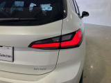 L字型リアコンビランプ:BMWの伝統的なデザインのひとつです。夜間でも誰が見てもBMWとわかる印象的なデザイン。