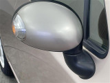 【電動格納ウインカーミラー】ウインカーを出すとミラーも連動して光ります。