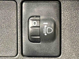 対向車や先行車への配慮が可能。積載物の状況に応じてヘッドライトの照射角度を手動調整できるスイッチ。