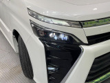 【LEDヘッドライト】悪天候や夜間走行時も良好な視界を確保し安心して運転できる高輝度LEDヘッドライトを装備!点灯速度が早く、消費電力も抑えられています。