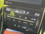 【左右独立型フルオートエアコン】運転席と助手席でそれぞれお好みの温度に設定可能。同乗者にも配慮した、快適な空調をお届け致します。