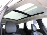 屋根一面まるごととも言える特大サイズのパノラマサンルーフ。晴天時はもちろん、雨天・曇天時にもシェードを開けることで常に開放的な車内空間を実現させてくれます。