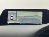 【360°ビュー・モニター】まるでクルマを真上から見下ろしたかのような視点で駐車をサポートします!クルマの斜め後ろや真横など、前後左右の4つのカメラの映像が合成されて、モニターに映し出されます。