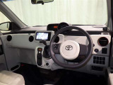 運転の際、常に目にする部分だけにシックで飽きのこないデザインが良いですね。