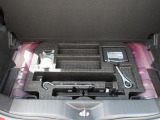 荷室のボードの下には車載工具類が収納されています。工具類に欠品はありません。