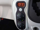 スタイリッシュなデザインのインパネ。各操作スイッチは使いやすい位置に配置されてます。