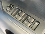 【電動格納ミラー】サイドミラーは電動格納式となっており、狭い駐車場でもキズがつくリスクを抑えられます。