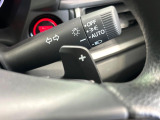 【パドルシフト】ハンドルから手を離さずに素早くシフトアップ&ダウンができるので、エンジンブレーキを使う下り坂や高速道路の合流で加速したい場面で役立ちます。
