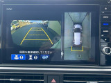 【全方位モニター】まるでクルマを真上から見下ろしたかのような視点で駐車をサポートします!クルマの斜め後ろや真横など、前後左右の4つのカメラの映像が合成されて、モニターに映し出されます。