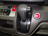 インパネシフトだから視線の移動も少なく足元もスッキリ♪運転席もゆったりしているのでゆとりを持ってドライブできますね!