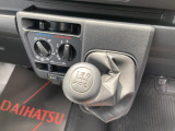 静岡ダイハツでは、メーカーの技術認定を受けたプロの整備士が整備を実施いたします。目に見えない部分までしっかりと点検するので安心です。