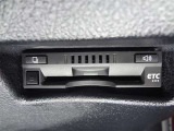 【ETC】高速道路などの料金所における自動料金支払いシステムです。車載器と料金所のアンテナとの間で無線通信を行い、料金を自動で支払うことができます。