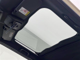 【 ガラスルーフ 】室内に解放感がでて明るくなる為運転する時の気持ちをより一層高めてくれます。夜は全開にして星を眺めるなんてしたらロマンチックですね♪