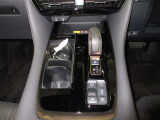 スムーズな操作で快適に運転を楽しめるよう、シフトポジションを電動で制御するエレクトロシフトマチックを採用