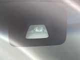 【スマートアシスト】走行中に前方の車両等を認識し、衝突しそうな時は警報とブレーキで衝突回避と被害軽減をアシスト。より安全にドライブをお楽しみいただけます。