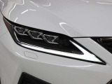 三眼フルLEDヘッドランプにはアダプティブハイビームシステム「AHS」を採用。光検出カメラで車両検出をし、先行車や対向車に直接ハイビームを当てないように部分遮光します。