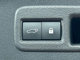【パワーバックドア】スマートキーや運転席のボタンを押すだけでリアゲートが自動で開閉します!荷物を持っている時や、高い位置にあるバックドアを閉める際に便利な機能です♪