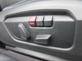運転席メモリー付きフロント電動シート装備。