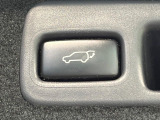 【パワーバックドア】スマートキーや運転席のボタンを押すだけでリアゲートが自動で開閉します!荷物を持っている時や、高い位置にあるバックドアを閉める際に便利な機能です♪