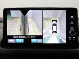 【マルチビューカメラシステム】カメラで映した周囲の映像をナビゲーション画面に表示し、ドライバーの死角を減らし運転負荷を軽減する機能です。映像は、車両の前後と左右のドアミラーに搭載した計4台で映します。