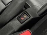 【シートヒーター】スイッチを入れると数十秒で座席が温かくなります。エアコンとは違い、身体と密着しているシートが温まるので、冬場には嬉しい装備です!