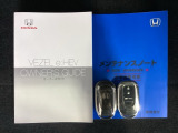 スマートキーは鍵をバッグに入れたままでもドアロックの開閉やエンジンのON・OFFができます。夜間や雨の日も鍵を探さなくて良いので便利です。