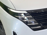 【LEDヘッドライト】悪天候や夜間走行時も良好な視界を確保し安心して運転できる高輝度LEDヘッドライトを装備!点灯速度が早く、消費電力も抑えられています。