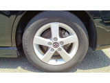 純正ホイール。タイヤサイズ195/65R15。17インチサイズよりわずかではございますがカタログ燃費が良くて人気です。