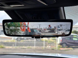 【デジタルインナーミラー(トヨタ)】車両後方カメラの映像をルームミラーに映すことが出来ます。 そのため、後席に人や荷物があって後方が見えづらい場合でもしっかり視界を確保することが出来ます。