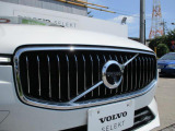 フロントカメラはデザインも重視しVOLVOのロゴマークに内蔵されています