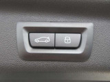 電動リアゲート装備です。バンパー下でのキックスイッチも装備されております。