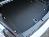 Audi正規ディーラーが高品質をお約束。高度な訓練・教育を受けたAudi専任メカニックが、100項目にもおよぶ精密な点検を実施。すべてクリアしたAudi車だけ、あなたのお手元に届けられるのです