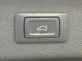 ●電動リアゲート:ワンタッチでリアゲートの開閉ができ、荷物などで両手が塞がっている状態でも簡単に開閉ができる便利機能です。