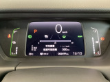 デジタル表示のスピードメーターとタコメーター、燃費やオドメーターなどの表示の他に、ホンダセンシング機能などの表示もできる多機能なマルチインフォメーション・ディスプレイです。