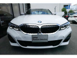 BMWの代名詞の【キドニーグリル】グリルが腎臓のように見えるので【キドニー】と呼ばれるようになりました。一目見ただけでBMWであると認識できる確固たるアイコンとして存在感を放ちます。