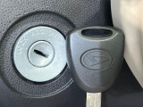 【キーレス】少し離れた場所からでもボタン一つでドアの開錠・施錠ができるのでとっても便利!ドアの鍵穴周りに傷をつけることもありません♪