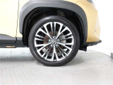 アルミホイールを装備、タイヤサイズは215/50R18です。
