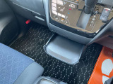 センターにトレイがついているので小物などを置くことが出来て便利です