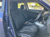 運転席の足元は広く運転がしやすいです。