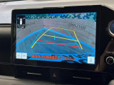 【バックカメラ】駐車時に後方がリアルタイム映像で確認できます。大型商業施設や立体駐車場での駐車時や、夜間のバック時に大活躍!運転スキルに関わらず、今や必須となった装備のひとつです!