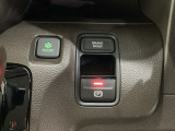 セレクトレバーの右に電子制御パーキングブレーキがあります。スイッチひとつで、停車した地点の傾斜などをシステムが検知・判断してブレーキ力を自動的に最適制御し、しっかり停車できるパーキングシステムです。