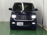 LEDヘッドライトを装備しています。LEDヘッドライトはとても明るく、雨の日や夜間走行も安全・安心です。オートライトコントロール付きで周囲の明るさに応じて自動で点灯・消灯します