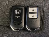 スマートキーを装備しています。鍵を差し込むことなくドアロックの開け閉めと、スタートボタン操作でのエンジンスタートができます。スペアキーも同じものを用意しております。