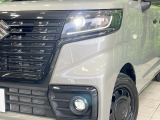 【LEDヘッドライト】悪天候や夜間走行時も良好な視界を確保し安心して運転できる高輝度LEDヘッドライトを装備!点灯速度が早く、消費電力も抑えられています。