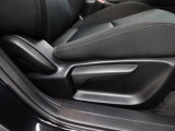 運転席にはドライバーの体型や好みに応じて前後方向だけでなく、高さの調整ができるシートリフターを装備!