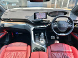 美しく張り詰めた空気感を醸し出すi‐Cockpit!ドライバーが求める情報と操作機能はここに集約されています。