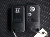 ◆スマートキー◆カギをバッグやポケットに入れたままでもドアロックの開閉ができる『スマートキー』付き!雨天や暗くなってもカギを取り出す必要がなくドアの開錠&エンジンも始動できます