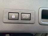 【パワーバックドア】スマートキーや運転席のボタンを押すだけでリアゲートが自動で開閉します!荷物を持っている時や、高い位置にあるバックドアを閉める際に便利な機能です。